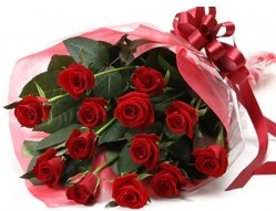  hediye sevgilime hediye çiçek  10 adet kipkirmizi güllerden buket tanzimi