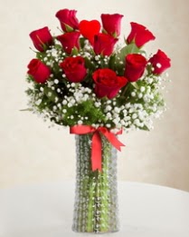11 Adet kırmızı gül 1 adet kalp çubuk vazoda  Ankara Balgat online internetten çiçek siparişi 
