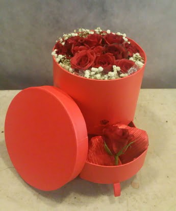 Çekmeceli kutu içerisinde çikolata ve güller  çiçek satışı ankara balgat çiçekçi 