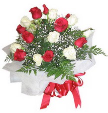  Ankara çiçekçiler hediye çiçek yolla  12 adet kirmizi ve beyaz güller buket