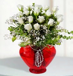 cam kalp içerisinde 12 adet beyaz gül  Balgat online çiçek siparişi vermek 