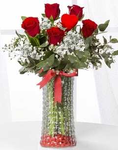 5 adet kırmızı gül kalp çubuk cam vazoda  Ankara İnternetten çiçek siparişi 