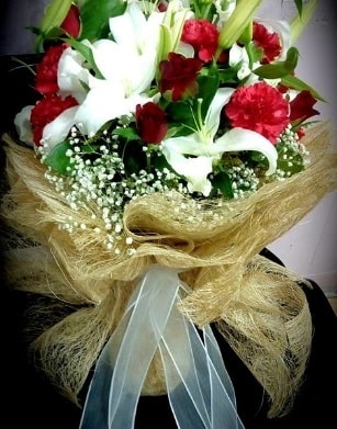 Kız isteme buketi 11 gül 3 dal kazablanka  Balgat Ankara çiçek gönderme 