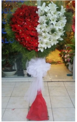 Özel üstü özel kalp çiçek tanzimi  Ankara İnternetten çiçek siparişi 