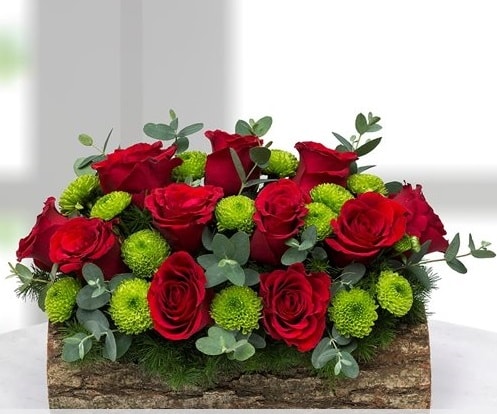 Silindir kütükte 11 kırmızı gül ve krizantem  Balgat Ankara çiçek siparişi sitesi 