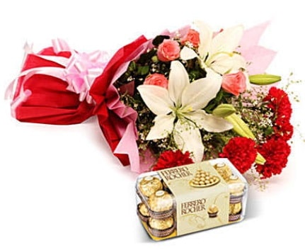 Karışık buket ve kutu çikolata  Ankara çiçekçiler hediye çiçek yolla 
