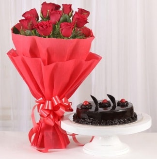 10 Adet kırmızı gül ve 4 kişilik yaş pasta  Balgat Ankara çiçek siparişi sitesi 