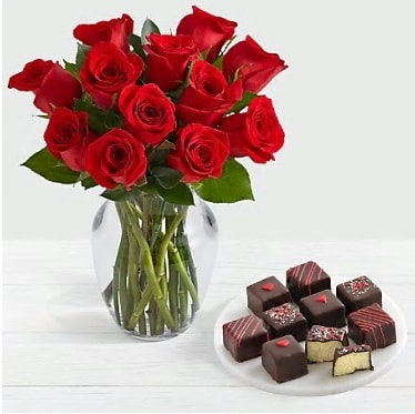 Cam vazoda 12 kırmızı gül el yapımı çikolata  Ankara İnternetten çiçek siparişi 