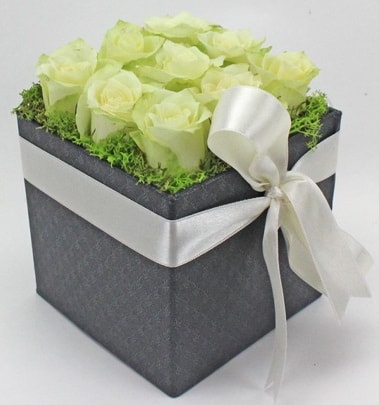 9 adet beyaz gülden özel kutu çiçeği  Ankara internetten çiçek satışı 